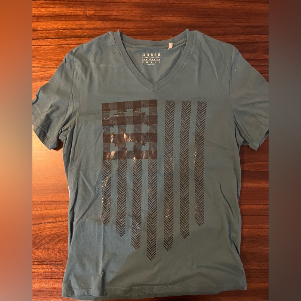 Mens  v neck guess shirt